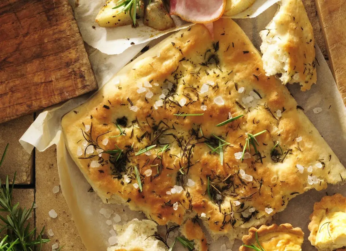 Pyszna focaccia z rozmarynem i solą, idealna do każdego posiłku. Ten przepis na focaccię jest prosty i szybki.
