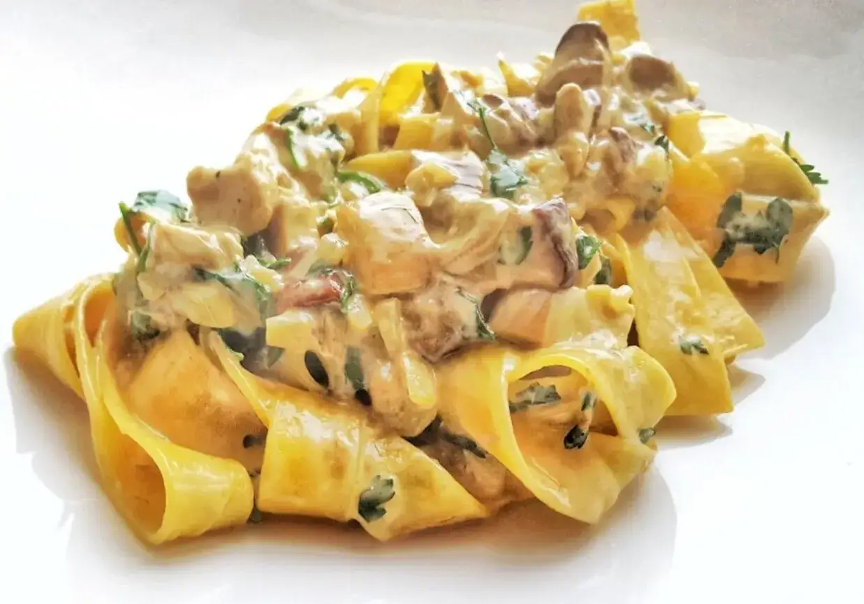 Pappardelle przepis na kremowy sos z kurczakiem i grzybami. Szeroki makaron idealnie otula sos.