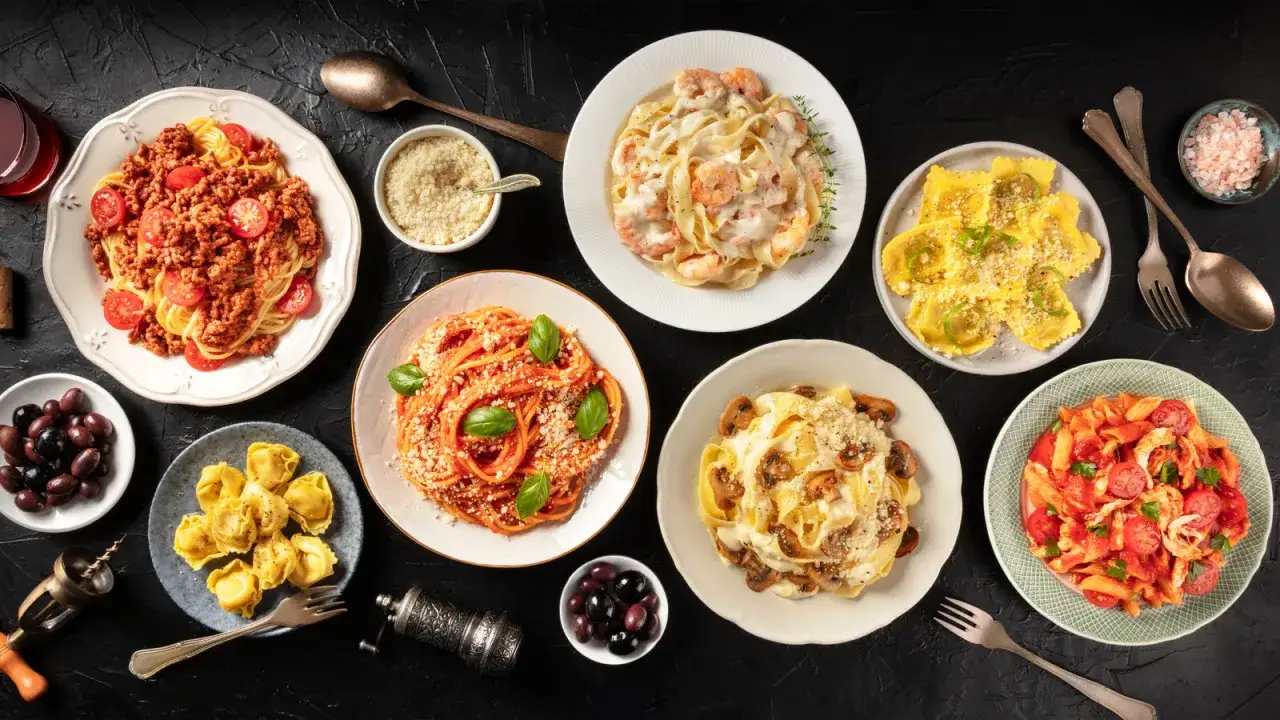 Różnorodne sosy do spaghetti: bolognese, pomidorowy, śmietanowy z krewetkami, grzybowy, ravioli, penne z kurczakiem.