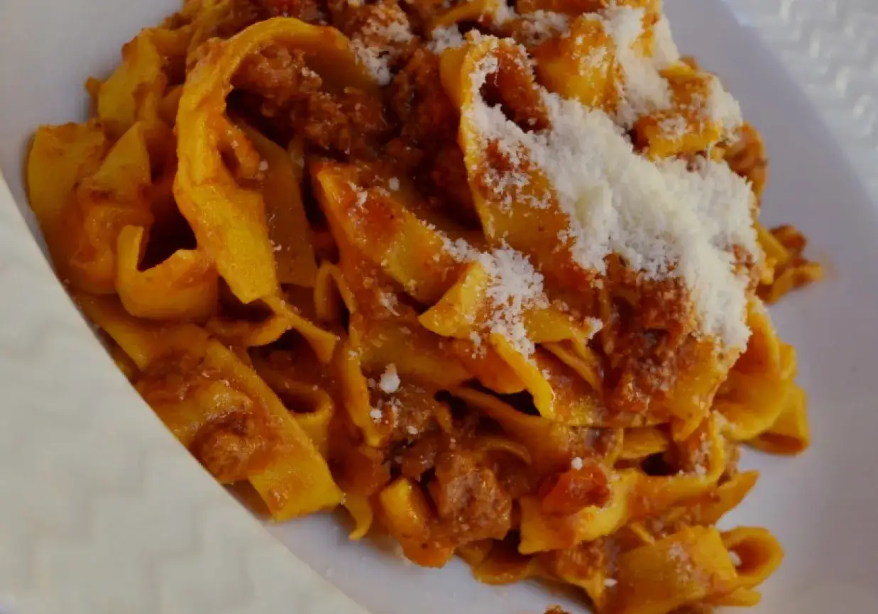Pappardelle z bogatym ragu, posypane parmezanem. Idealny przepis na obiad.