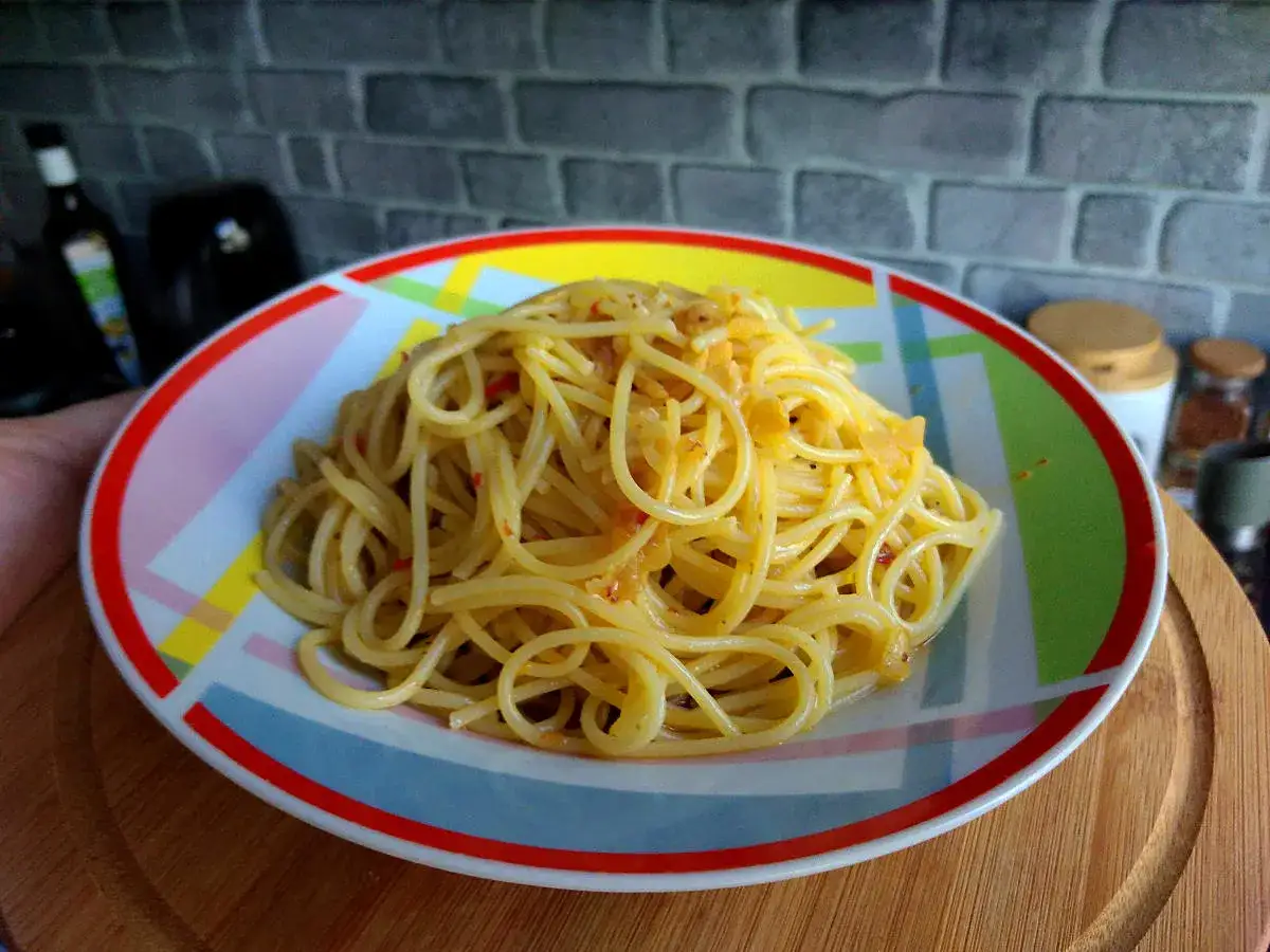 Pyszne spaghetti aglio e olio, idealne jako szybki obiad. Jaki sos do makaronu wybrać? Ten prosty, czosnkowo-oliwny jest zawsze strzałem w dziesiątkę!