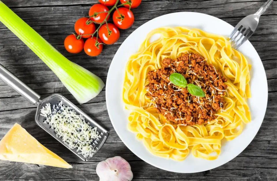 Ragout wołowe, które oblepia makaron. Sprawdzony przepis