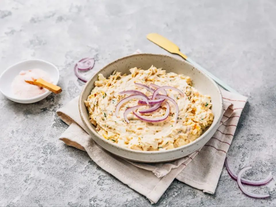 Pasta z tuńczyka z jajkiem - prosty przepis na śniadanie