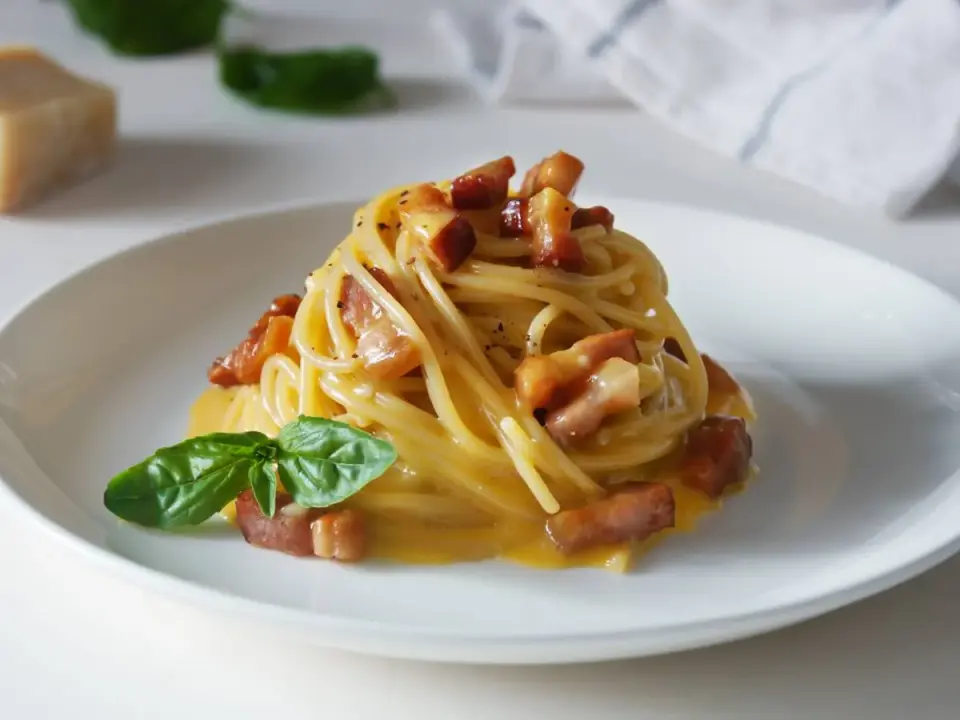 Carbonara bez jajecznicy - proporcje i sposób na kremowy sos